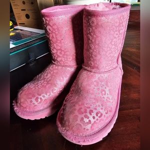 Kids UGG Classic II Glitter Leopard Size 3, Wild Berry